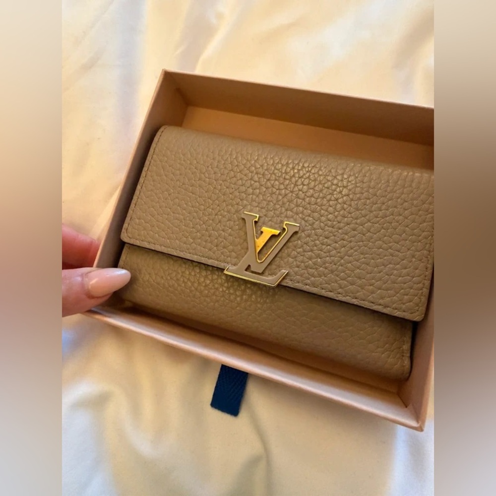 Louis Vuitton Capucines Compact Wallet - Picture 4 of 8